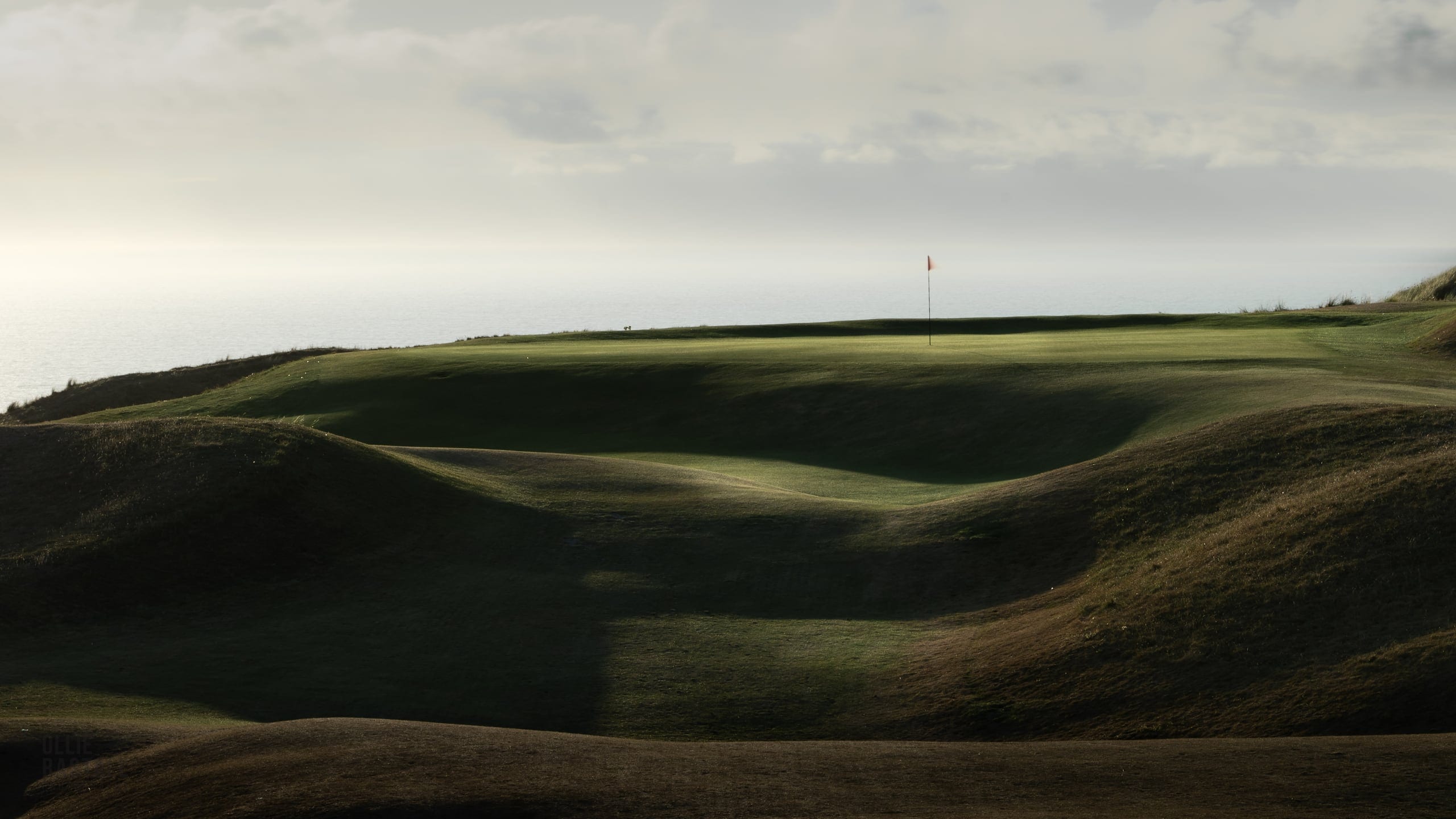 Rolling links holes running towards the sea