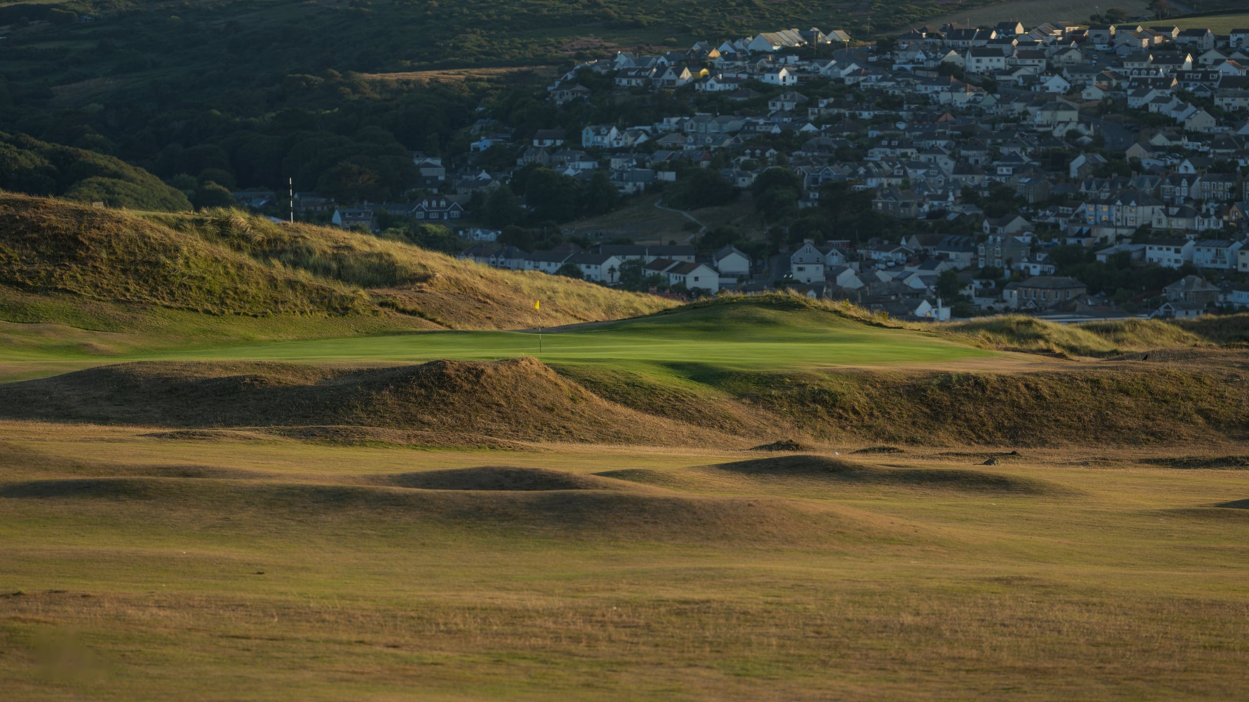 The links running out along the clifftop